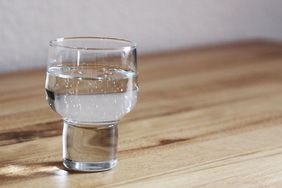 Zwei bis drei Liter pro Tag sollte man bei heißen Temperaturen trinken. Wir verlieren durch Schwitzen deutlich mehr Flüssigkeit, und daher auch Salze wie Elektrolyte. Foto: Malteser