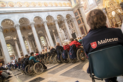 Gottesdienste in den Kirchen Roms sind die Höhepunkte der Malteser-Wallfahrt nach Rom für Menschen mit Behinderung. Foto: Malteser